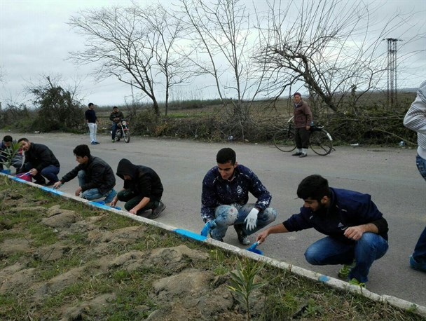 زیباسازی ورودی روستای آبکنار توسط گروه های داوطلبانه مردمی