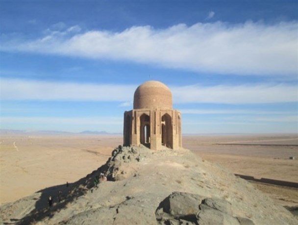 چهار طاقی بر بلندای یک تپه+تصاویر