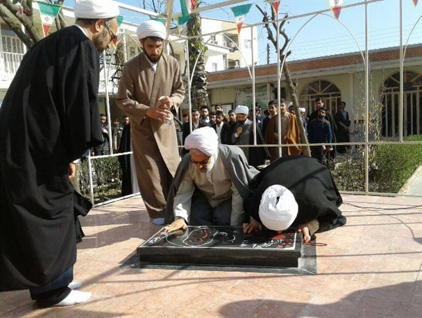 عطرافشانی مزار شهید گمنام در حوزه علمیه منتظریه/تصاویر