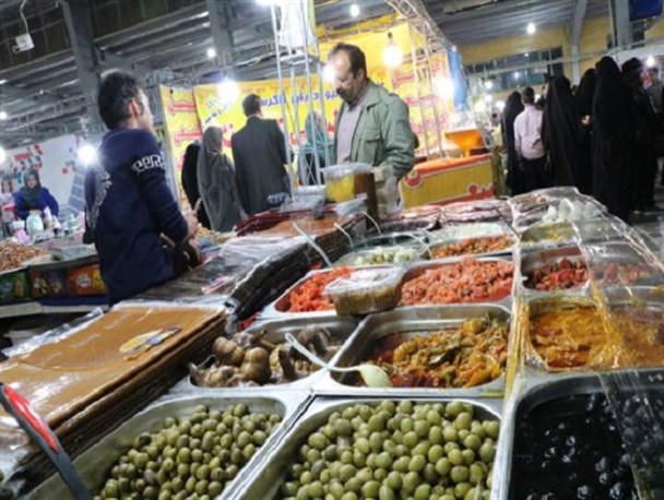 گذری در نمایشگاه سوغات و هدایا در رفسنجان/عرضه کالا با ۱۰ درصد زیر قیمت بازار