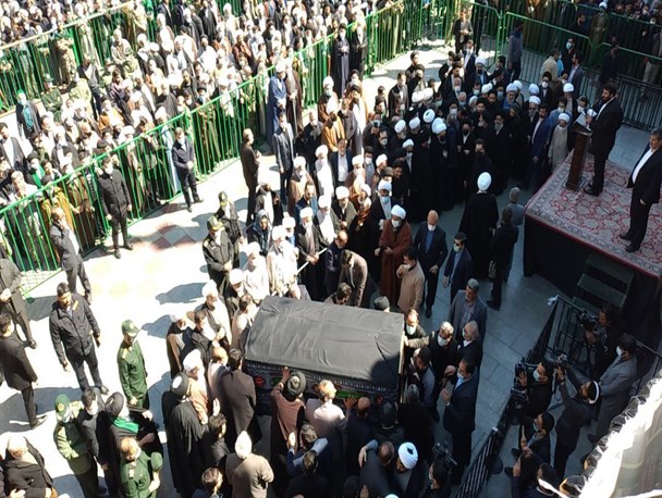 پیکر آیت الله علوی گرگانی در حرم مطهر حضرت معصومه (س)  به خاک سپرده شد+عکس و فیلم