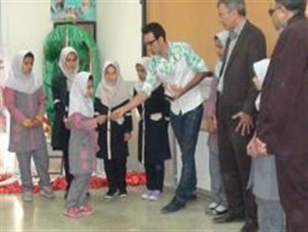 کمک خیر ایوانی به دانش آموزان بی بضاعت