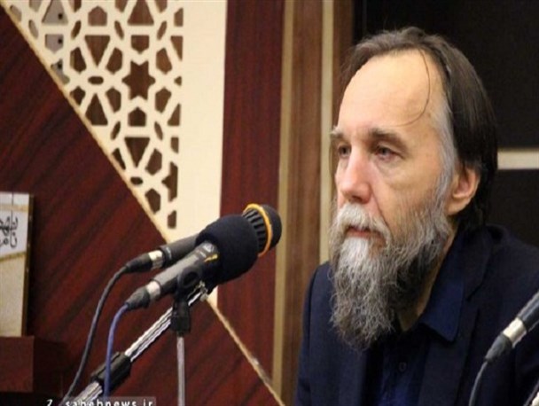 ارتباط با غرب خیانت به انقلاب است/ ولایت فقیه در ایران تئوری چهارم سیاست / انتخاب «پوتین» برای ریاست جمهوری در روسیه شبیه یک انقلاب بود
