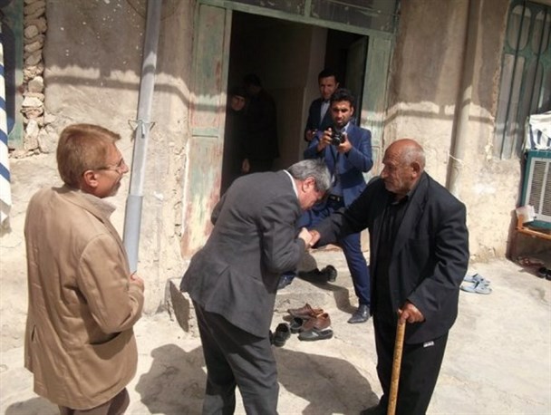 دیدار مسئولان استانی با 14 خانواده شهید روستاهای بخش سرفاریاب+تصاویر