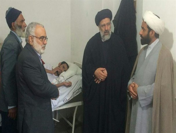 حجت‌الاسلام رئیسی از جانباز مدافع حرم عیادت کرد/ دستور انتقال این جانباز سرافراز به بیمارستان فوق تخصصی رضوی