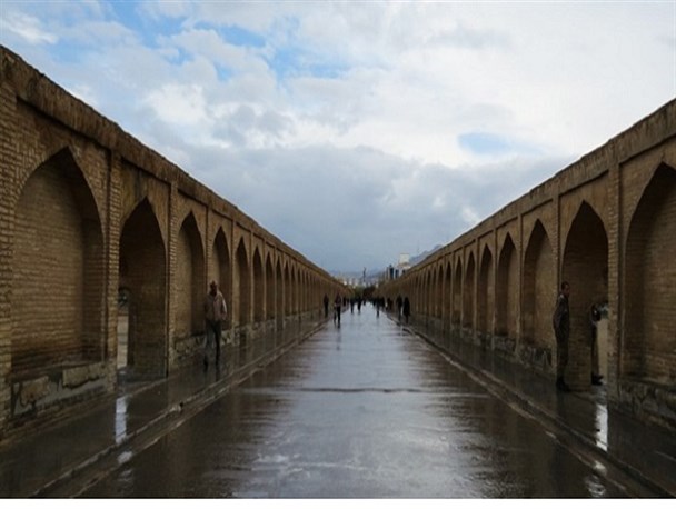 بارش ۱۳ میلیمتری باران اصفهان را به وجد آورد/ آبگرفتگی معابر و سیلاب در بسیاری از استان ها