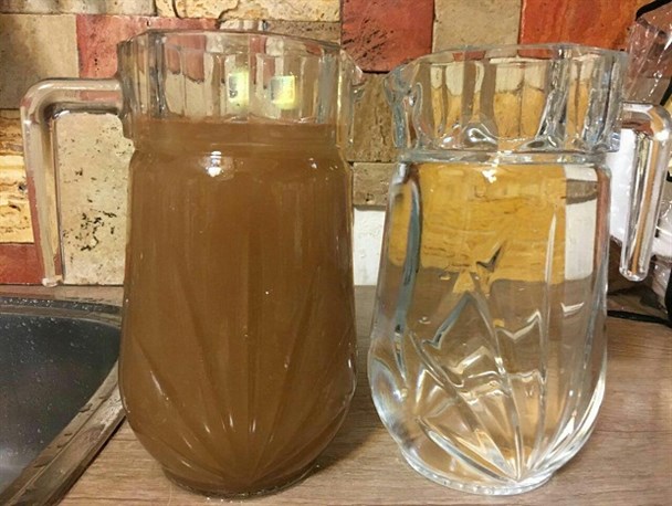 وضعیت نامناسب و گل آلود آب آشامیدنی چند روستای نهاوند+ تصاویر