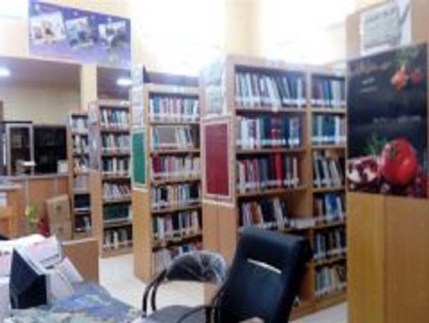 کتابخانه عاملی بادرود یک هزار و ۳۰۰ عضو دارد/ فضای مجازی جای مطالعه کتاب را نمی گیرد