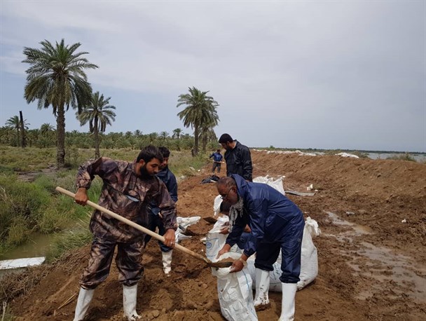 خدمات رسانی موکب شهید سالاری در مناطق سیل زده خوزستان/از پخت روزانه بیش از 2000 دست غذا تا احداث سیل بندها در روستاها