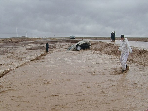 نجات جان راننده خودرو گرفتار در سیلاب