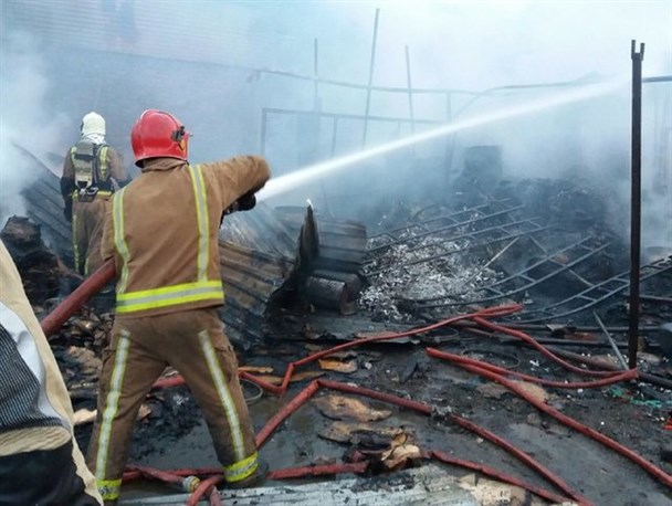 حریق در انبار پلاستیک زاهدان توسط آتش نشانان مهار شد