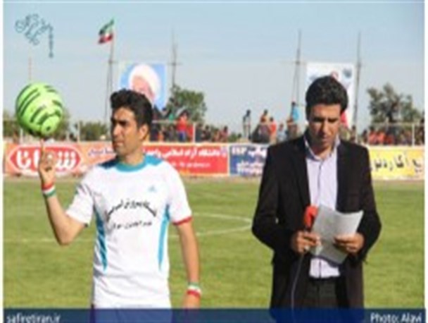 حاشیه های دیدار تیم فوتبال هنرمندان با منتخبین تیران و کرون/ عکس
