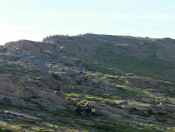سردشت؛ صعود 800 کوهنورد به ارتفاعات کپری