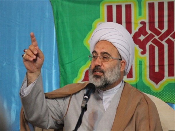 کسی که با آبروی انقلاب، علما و میاندوآب بازی می کند، خائن است/ اجازه ماندن خائنان در میاندوآب را نمی دهم