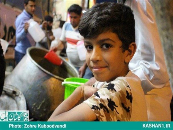 شب میلاد حضرت رقیه(س) و نذری‌های مردم در کاشان/ تصاویر