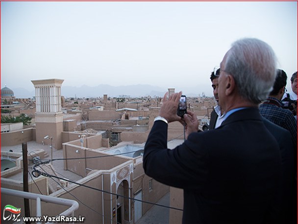 گشت و گذار «پرفسور سمیعی» در بافت تاریخی یزد به روایت تصویر