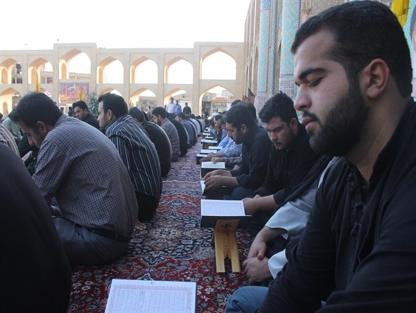 برگزاری محفل انس با قرآن در جوار شهدای گمنام امیرچخماق یزد به روایت تصویر