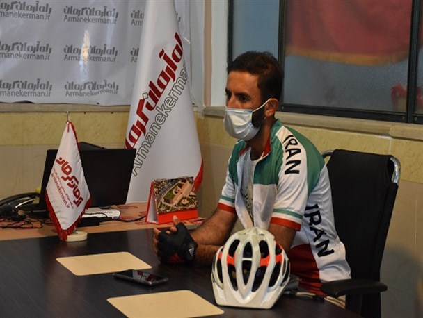 دوچرخه سوار شیرازی برای رای دادن در جوار مرقد حاج قاسم ۳ هزار و ۲۰۰ کیلومتر را رکاب زد