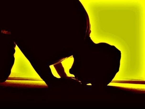 نمایش بندگی خدا در سجده خالصانه معلول گلستانی/عکس