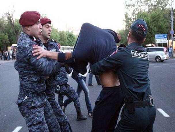 مسلحین در ایروان خواستار استعفای سرکسیان هستند/ احتمال کودتا وجود دارد