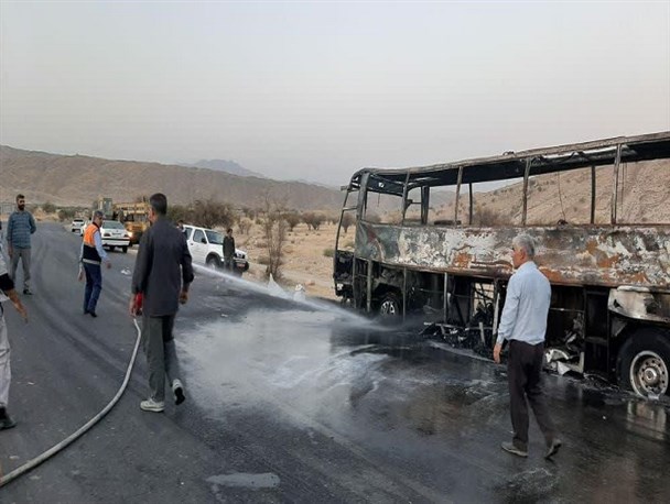 اتوبوس و پژو در آتش سوختند+تصاویر