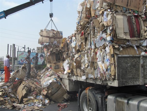 واژگونی بار یک دستگاه تریلی در میدان اصلی شهر آق قلا + تصاویر
