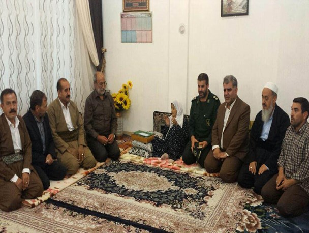 تجلیل از خانواده شهدای شهرستان پاوه+ تصاویر