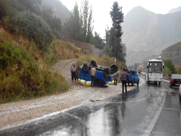 واژگونی خودرو نیسان در محور هراز /عکس