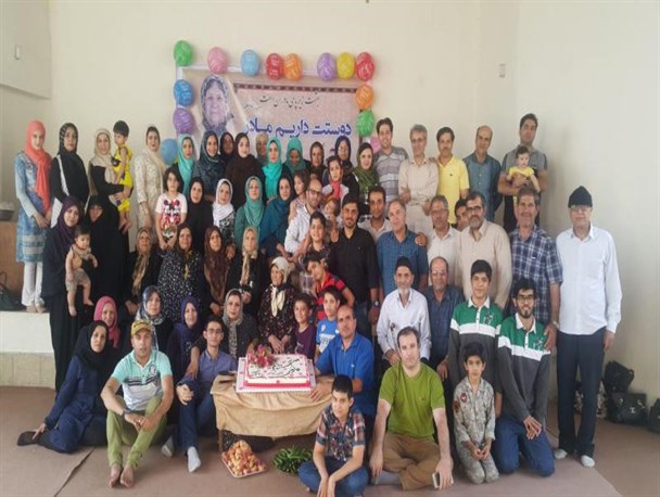 جشن تولد مادربزرگ 85 ساله با هفتاد فرزند، نوه و نتیجه