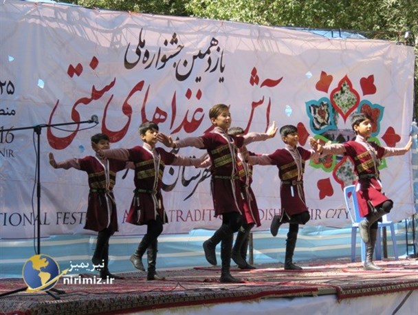 فیلم/ رقص زیبای آذری در یازدهمین جشنواره ملی آش و غذاهای سنتی نیر