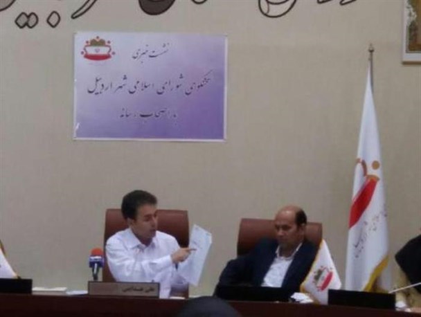 سخنگوی شورا:با این وضعیت نمی شود به شهردار اعتماد کرد و اختیارات داد
