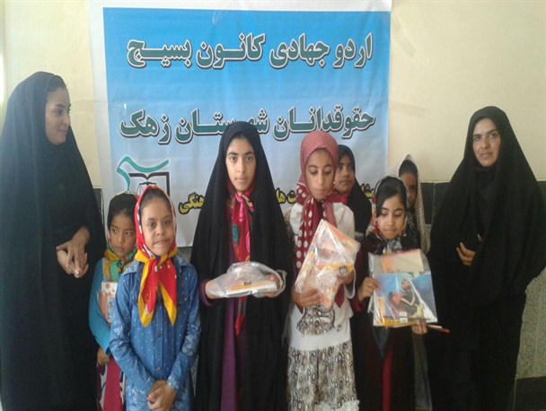 گزارش تصویری/ اهداءنوشت افزار به کودکان و نوجونان سیستانی