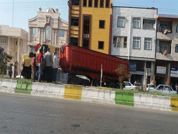انحراف کشنده تریلی بر روی بلواری در کردکوی+تصاویر
