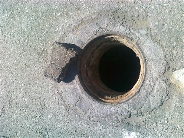 پرواز شبانه دریچه‌های فاضلاب کردکوی توسط سارقان+تصاویر