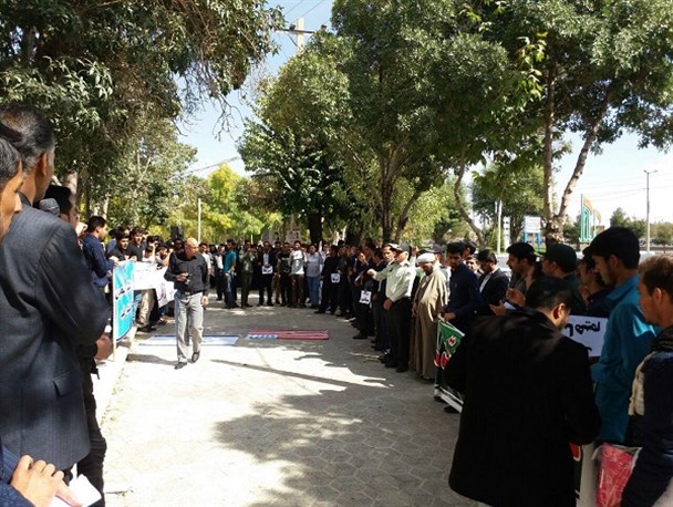 دانشجویان اقلید پرچم آمریکا را به آتش کشیدند + تصاویر