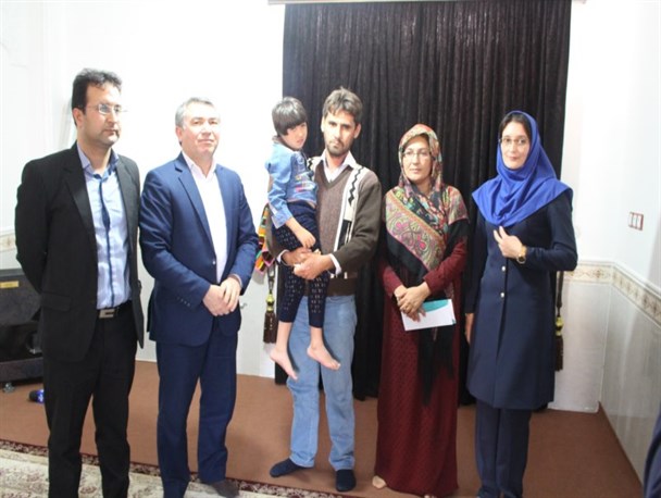 مساعدت فرماندار برای اتمام ساختمان نیمه کاره خانواده معلول آق قلایی + تصاویر