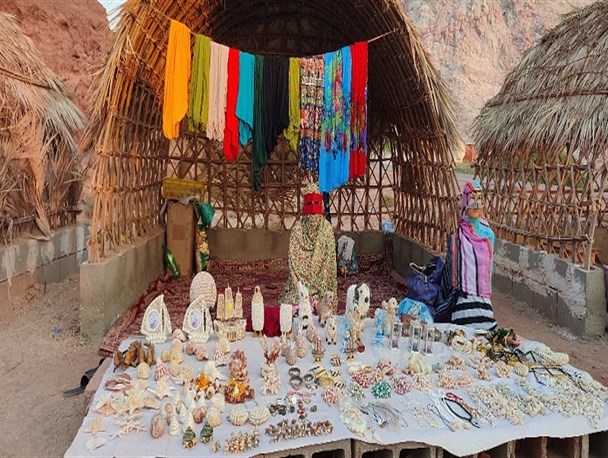 وقتی قدر دسترنج زنان هرمزی با رفتن برق می‌پرد!/ گوشه چشم ساحل نشینان به صادرات زینت های خلیج فارس؛ به شرط حمایت