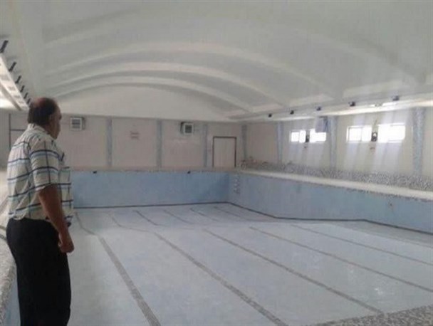 پول بدهند استخر شنای دانش‌آموزی را تکمیل می‌کنیم/تجهیزات استخر زیر نور آفتاب در حال مستهلک شدن!