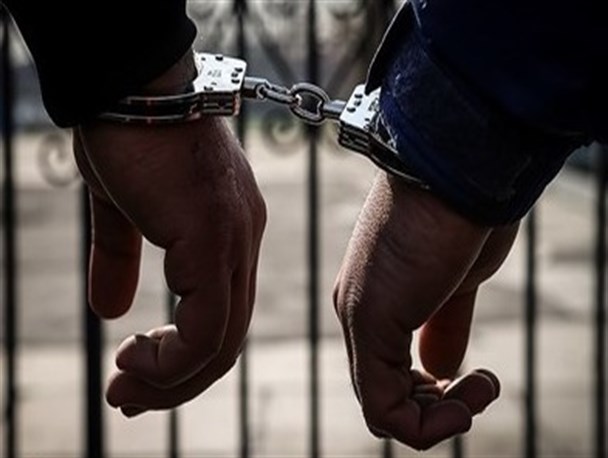 دستبند پلیس بر دستان عامل اخاذی مسلحانه در خوی