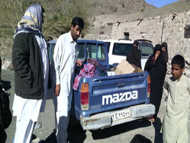 کمک ۲۵۰میلیون ریالی خیر اصفهانی به خانواده های نیازمند شهرستان میرجاوه