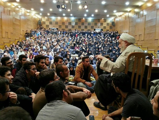 با ازدواج دانشجویی مخالفم!