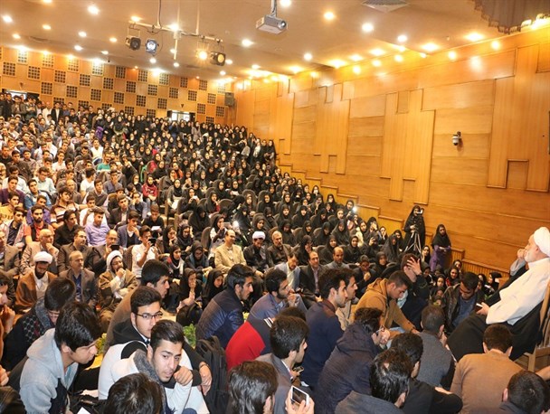 از سالن در حال انفجار دانشگاه تا نشست دورهمی دانشجویان با حاج آقا قرائتی