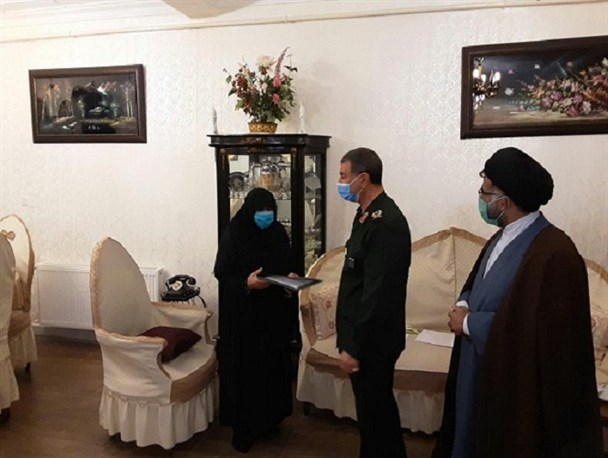 دیدار فرمانده سپاه کردستان با خانواده شهید "محمد کریم محمدی"