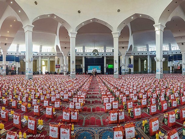 بسته بندی و توزیع ۳۰ هزار بسته کمک مومنانه در قم+ فیلم
