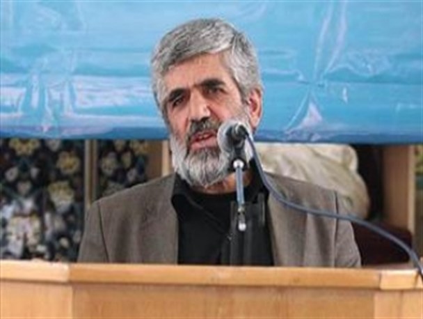 اخراج همکاران شهید احمدی روشن واقعیت دارد/ برخی چراغ سبز به دشمن نشان می دهند/ آیا حاضرید آمریکا از ما سواری بگیرد؟