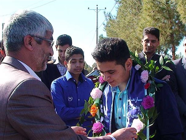 مسئولین ابرکوه از رتبه نخست جشنواره خوارزمی استقبال کردند+ تصاویر
