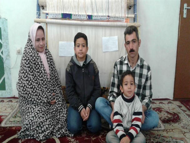اوقات فراغتمان را قالی می بافیم/ بیکاری را بزرگترین آفت زندگی می دانیم