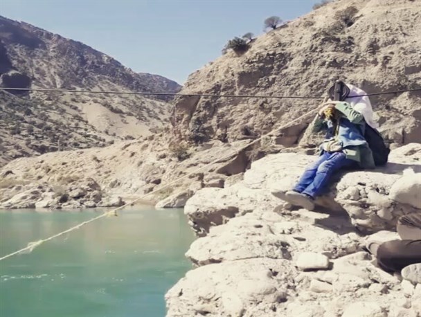 جدال با مرگ بر فراز رودخانه خروشان/دانش آموزانی که برای رفتن به مدرسه پرواز می کنند!+تصاویر