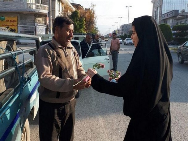 اهداء گل به رانندگان در روز حمل و نقل+تصاویر