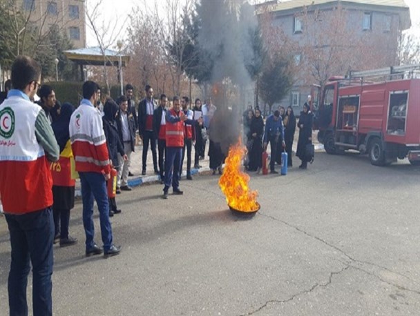برگزاری دوره تئوری و عملی اطفاء حریق در دانشگاه آزاد تویسرکان